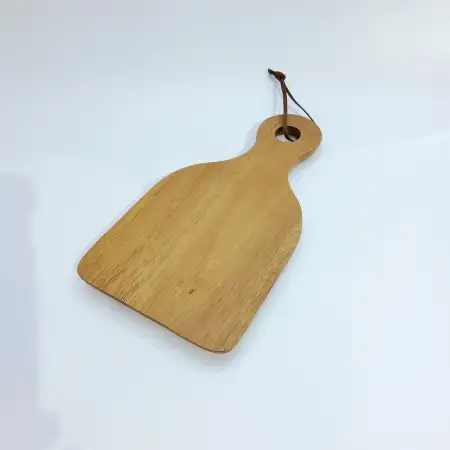 #AC3117;  Acacia wood board 31x16.7cm..