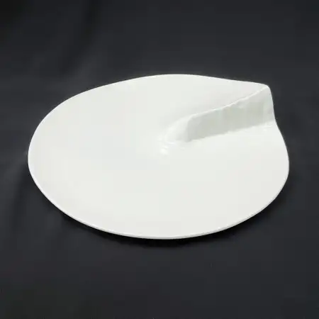 #BS1652-WT; Ceramic edge plate 8.75 inch..
