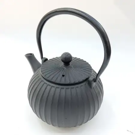 #SQ5941; Cast iron tea pot 1.15L..