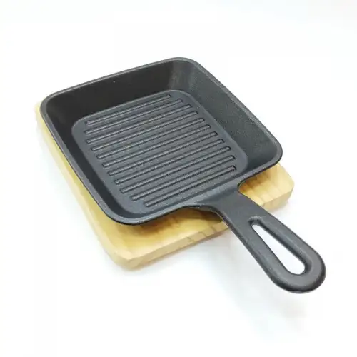 #YY083-135; Cast iron pan 13.5cm with wood tray