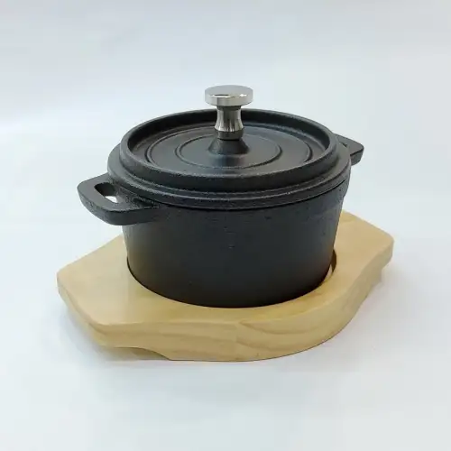 #YY10R-L; Cast iron mini casserole 10cm with wood tray